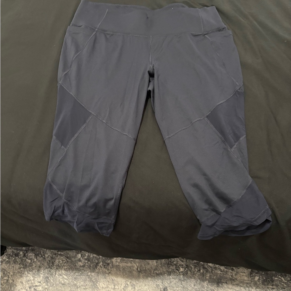 Navy blue Livi Capri Leggings